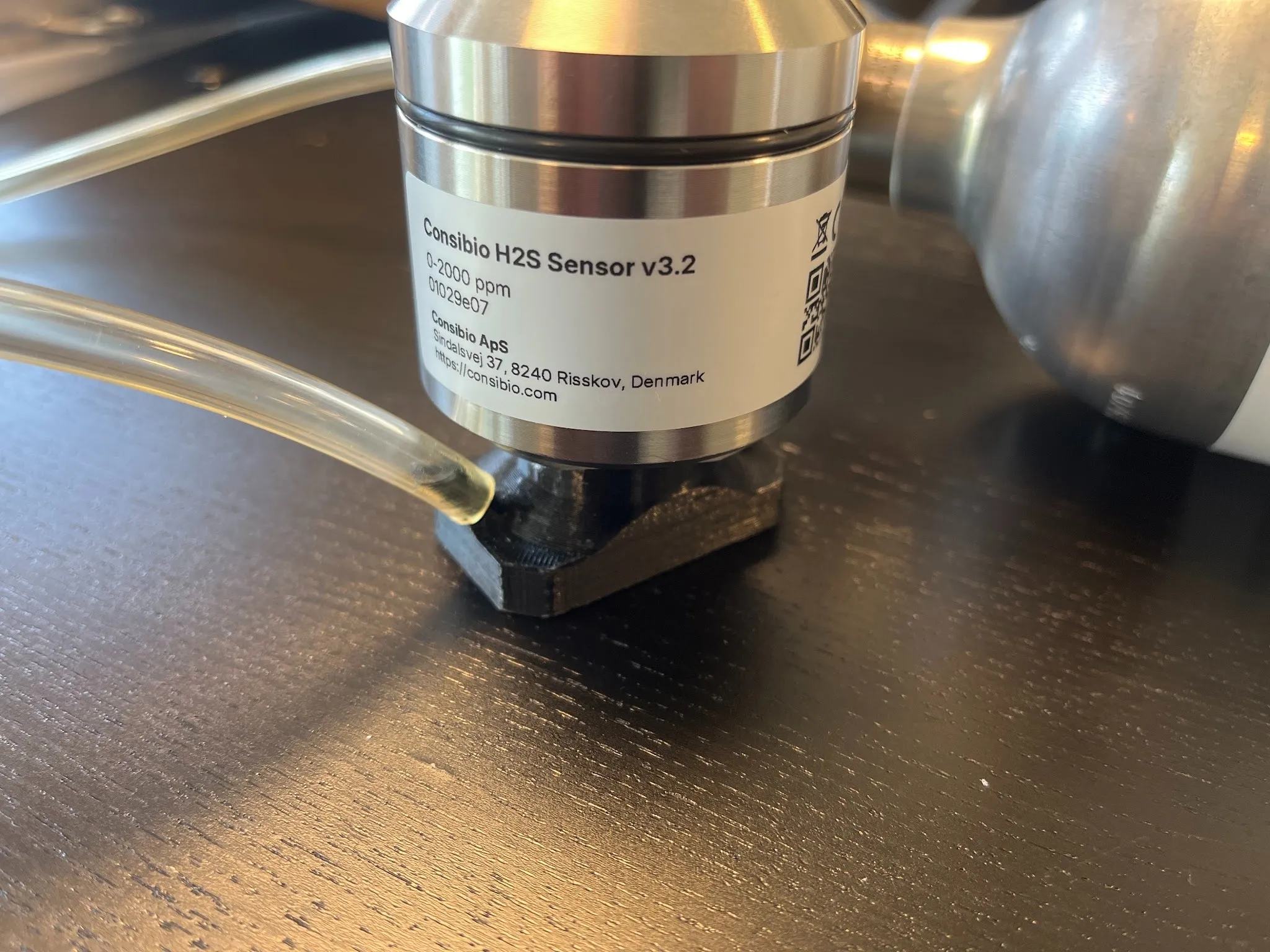 The calibration header attached to the sensor and connected by a tube to a gas cylinder